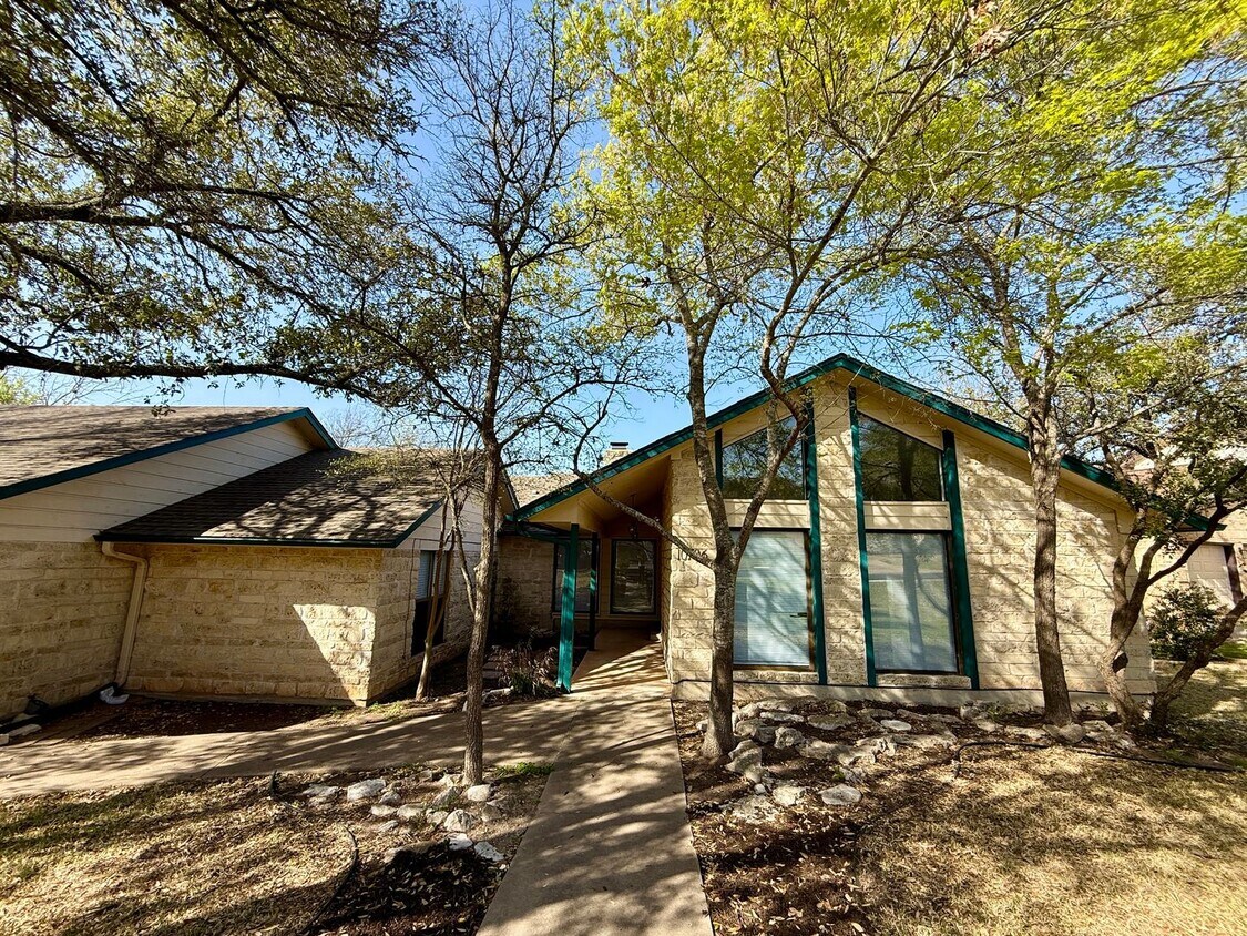 Foto principal - NEAR GOLF COURSE - WELL ESTABLISHED SPICEW...