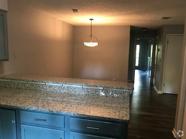 Building Photo - 1804 Pine Tree Dr