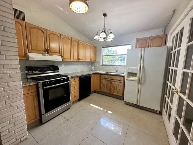 Building Photo - 2202 Van Buren St