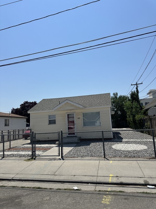 Building Photo - 683 6th Ave