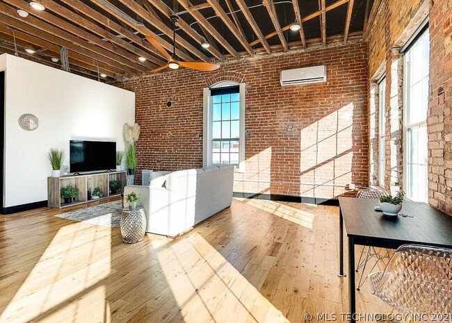 Foto del edificio - 118 E Main St