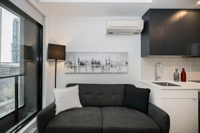 Building Photo - 1055 Rue de la Montagne