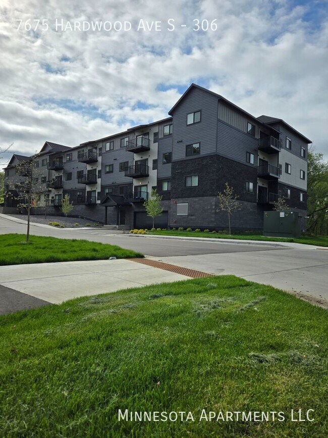 Building Photo - Comfort & Convenience in Cottage Grove!