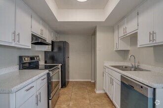 3BR, 2BA - 1,092SF - Kitchen - Woodridge Manor
