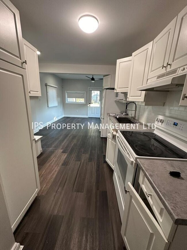 Building Photo - Private room for rent