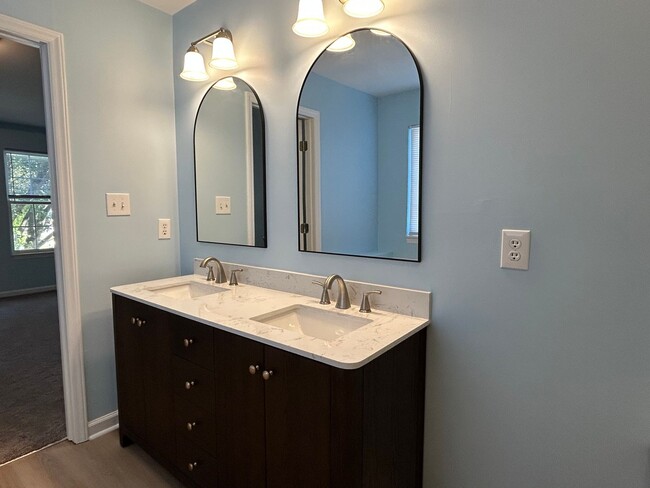 Building Photo - 5320 Cumberland Plain Dr