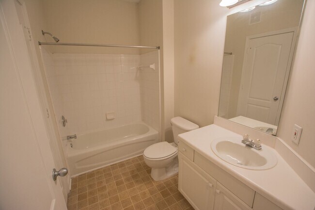 Building Photo - Lovely 2-bedroom, 2-bath condo available f...