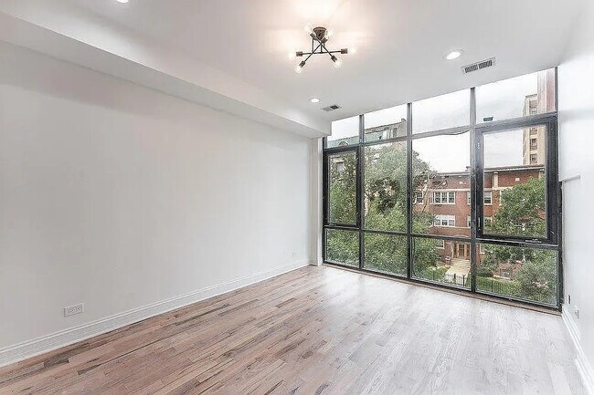 Foto del edificio - 5731 N Winthrop Ave