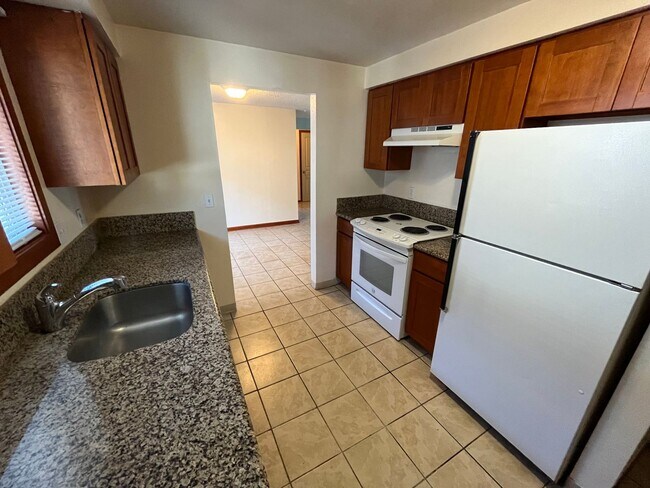 Foto del edificio - 2 Bed/1 Bath Duplex with Single Car Garage...