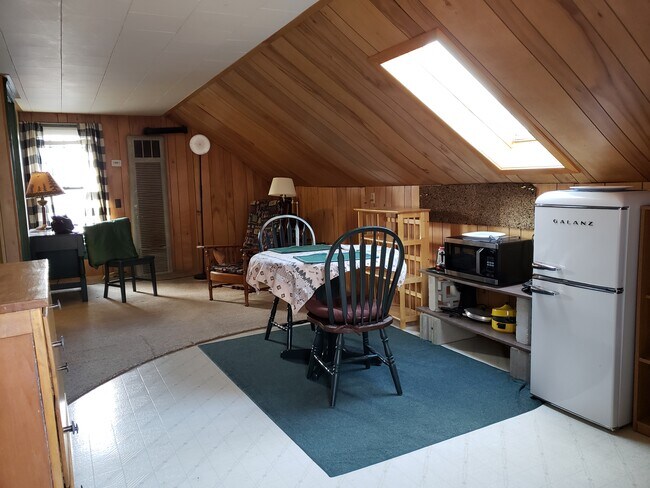 Photo - 613 E College St House