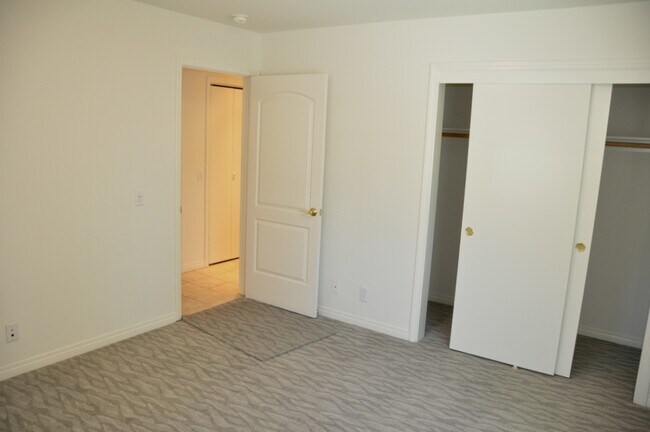 Building Photo - 1383 W 22nd St
