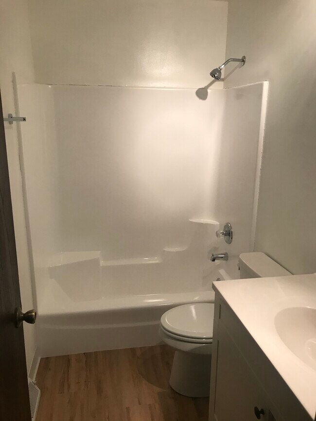 Bath - 614 N Elmer St