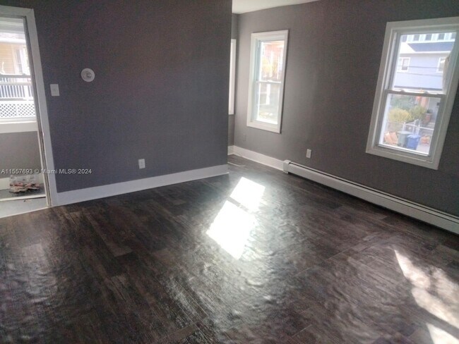 Foto del edificio - 1494 Iranistan Ave