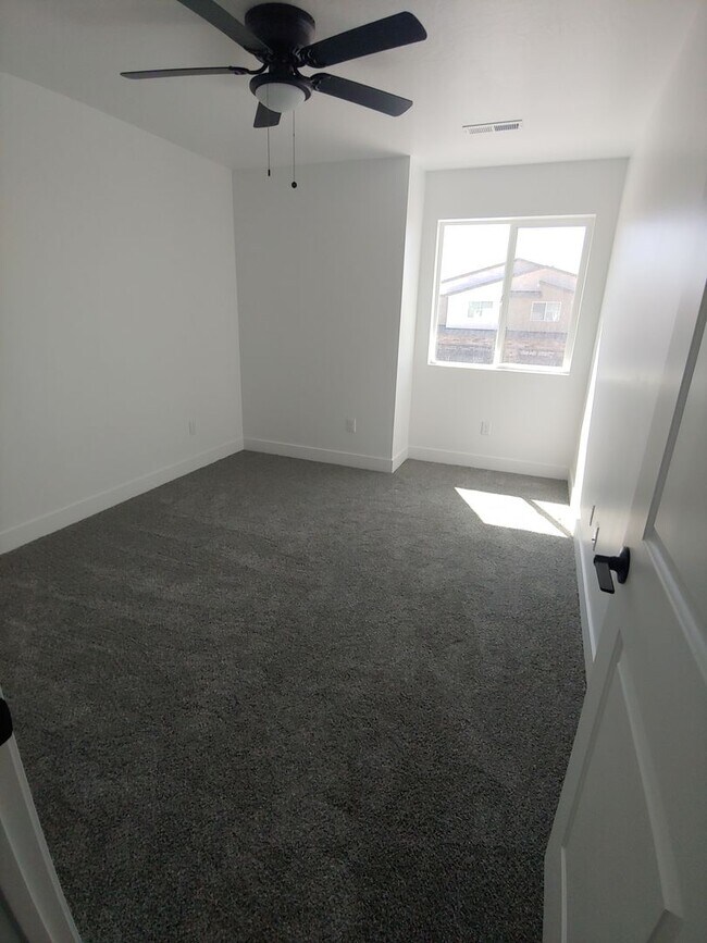 Building Photo - Charming Townhome