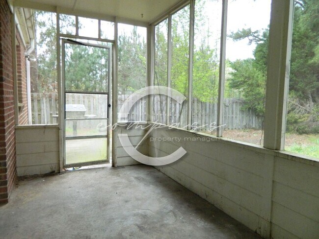 Building Photo - 2106 Fairway Ct SE