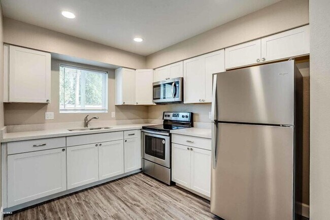Building Photo - 318 E Vine Cir