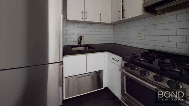 Building Photo - 324 E 83rd St