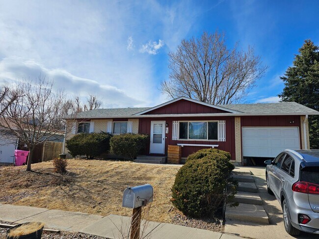 Foto del edificio - 4 Bed 2 Bath Home in 80909!