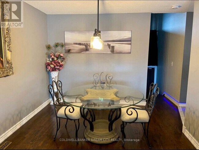 Photo du bâtiment - 8 Maplehurst Square