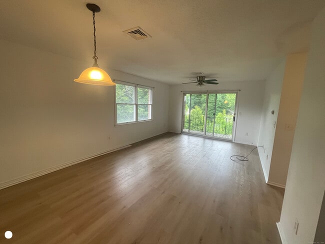 Foto del edificio - 30 Stoneycrest Dr