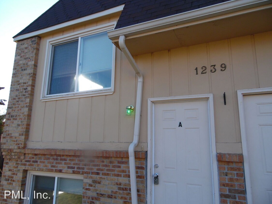 Primary Photo - 1239 Hunter Ct