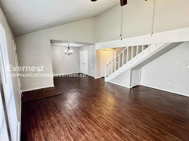 Building Photo - 3 Bed, 2 Bath Home with Garage / Pet-Friendly / Available Now!