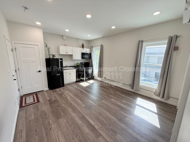 Building Photo - 104 E Main St