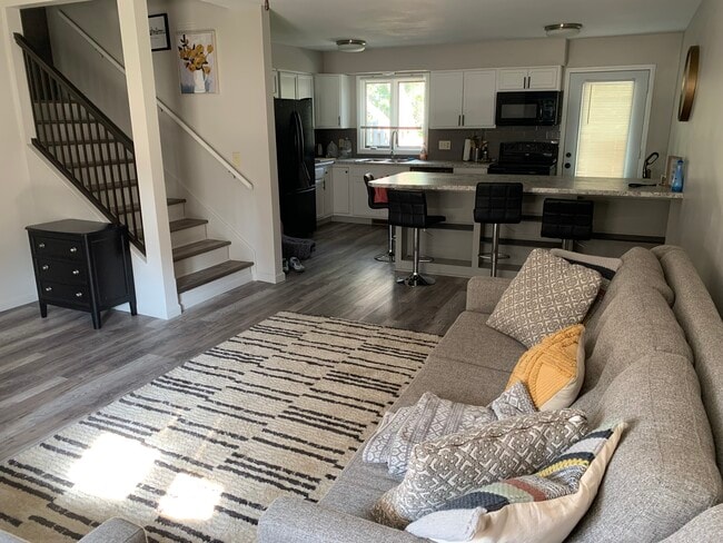 Foto del edificio - 710 Ridgewood Dr