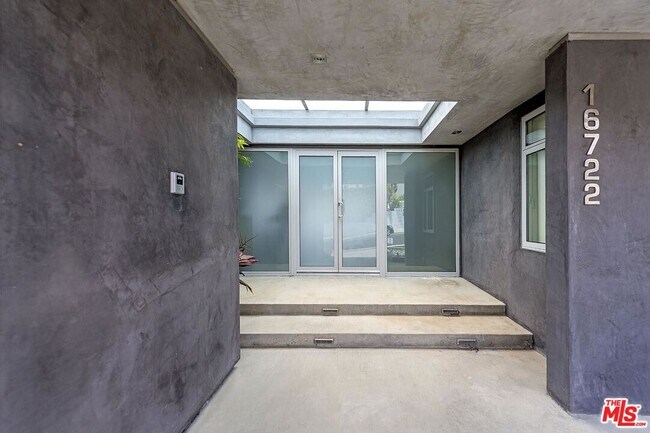 Foto del edificio - 16722 Charmel Ln