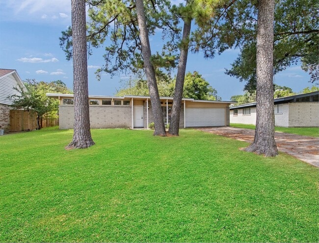 Foto del edificio - 13306 Oak Leaf Ln