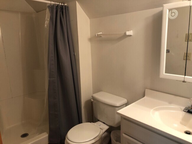 Foto del edificio - **SCHOOL YEAR RENTAL-TWO STUDENT MAX** AVAILABLE MID-AUGUST TO MID-MAY