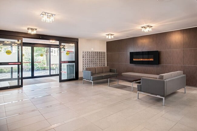 Building Photo - 297 Queens Ave