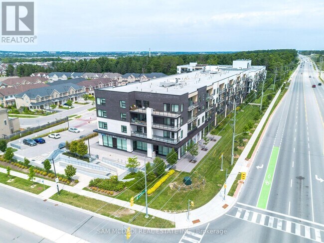 Photo du bâtiment - 555-555 William Graham Dr