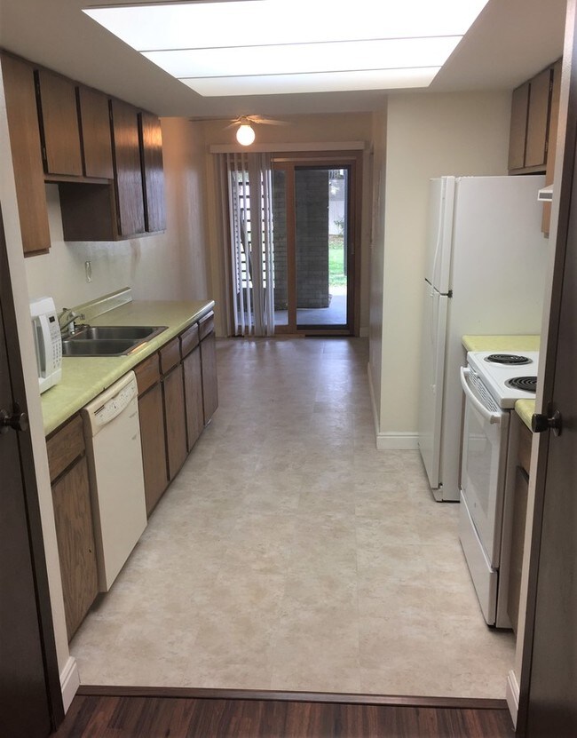 Building Photo - Gorgeous Condo in Pebble Creek