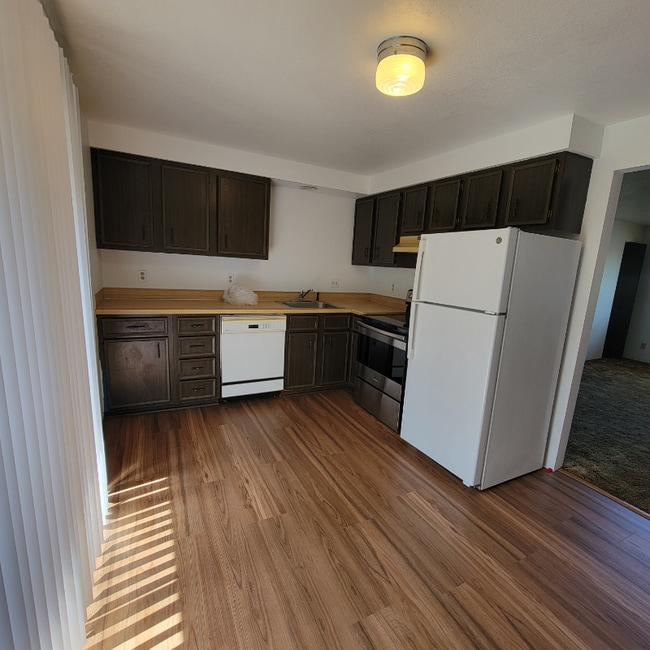 Building Photo - 1043 Lookingglass Rd