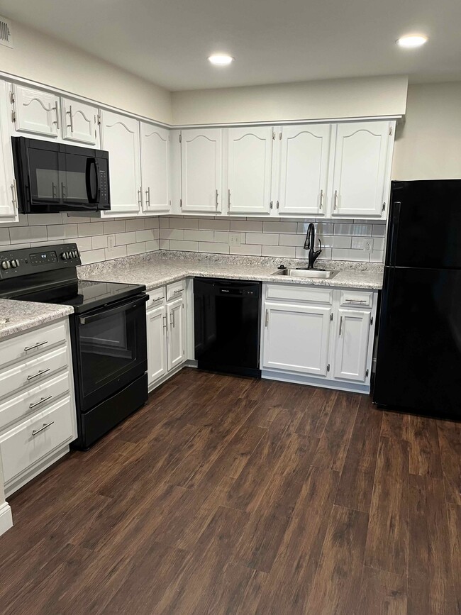 Kitchen - 4301 Arrow Tree Dr