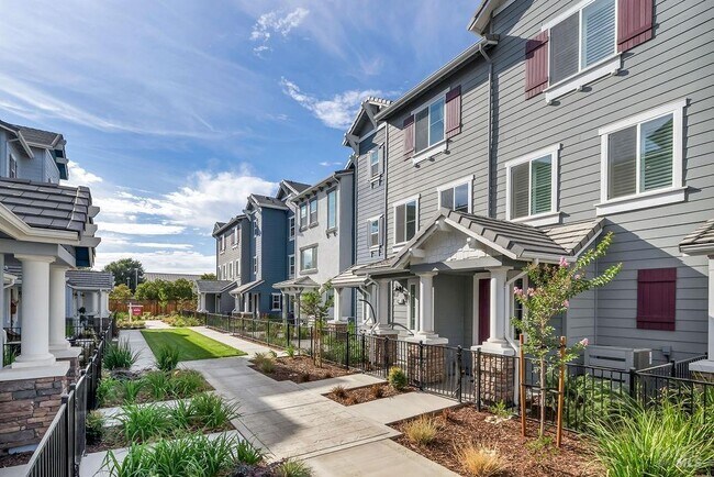 Foto del edificio - 327 Pear Tree Ln