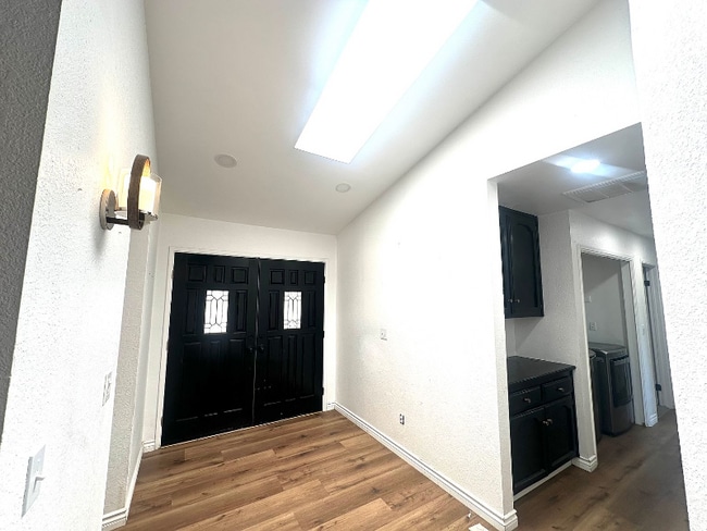 Building Photo - 20121 Mesa Dr