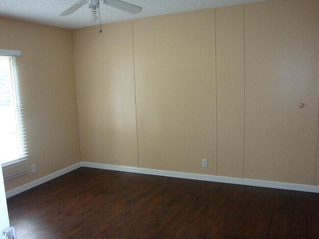 Foto del edificio - 2449 Precinct Line Rd