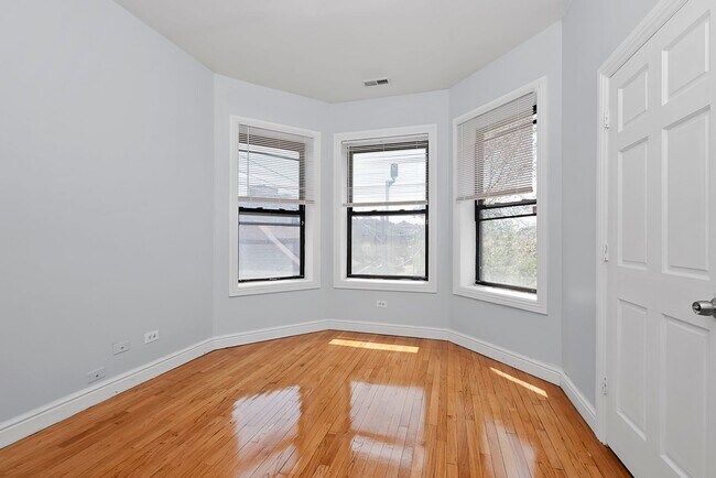 Foto del edificio - Two Bedroom Condo Unit For Rent In Bronzev...