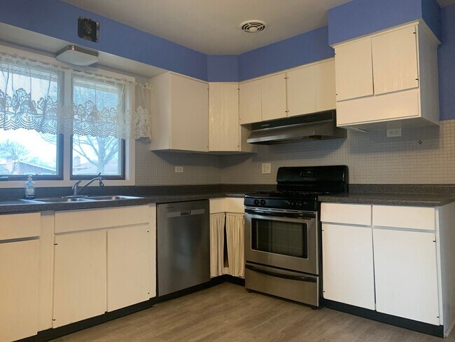Building Photo - 3Bed/1.5Bath Home Fenced Yard 2 Car Garage...