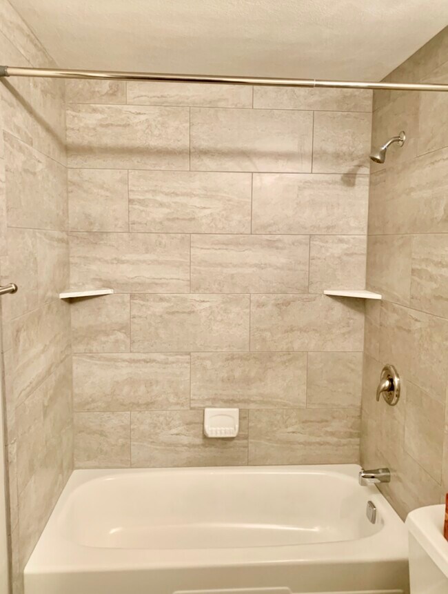 Foto del edificio - 8415B Shallowcreek Rd