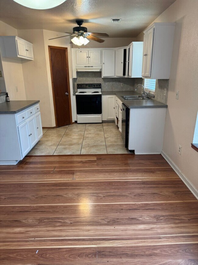 Building Photo - 3 bed/2 bath in Yukon