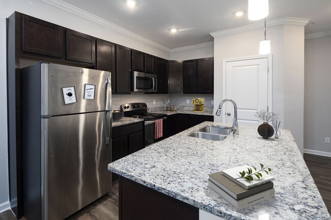 Foto del edificio - Oakwood Estates Apartment Homes by Callio Properties