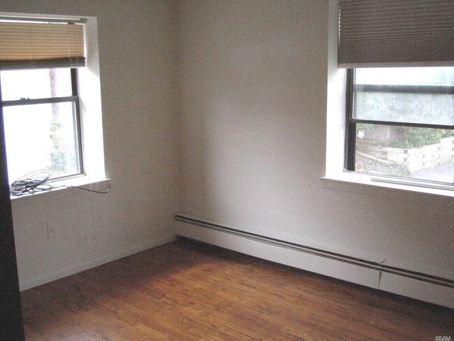 Building Photo - 190 Bayville Ave