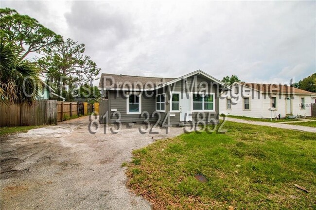 Foto del edificio - 226 SW Lincoln Cir N, St Petersburg Fl 33703