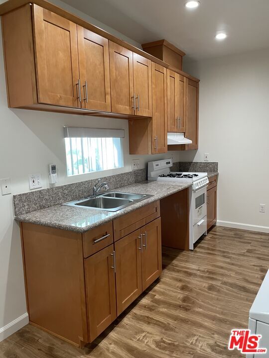 Foto del edificio - 306 N Hobart Blvd