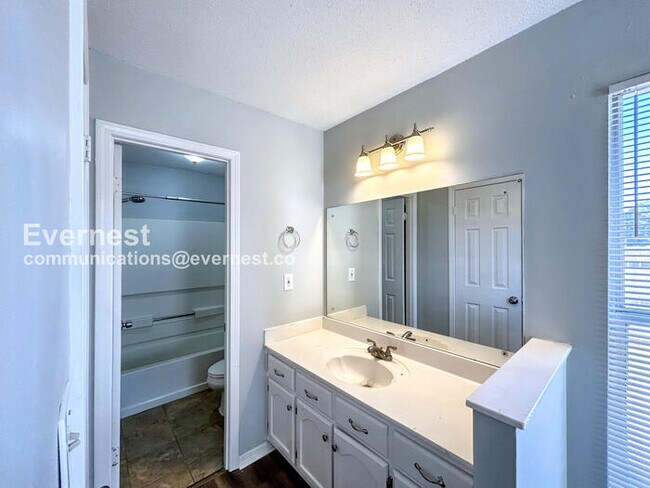 Foto del edificio - Spacious 3 Bed, 2 Bath Home with Fenced Yard and Off-Street Parking.