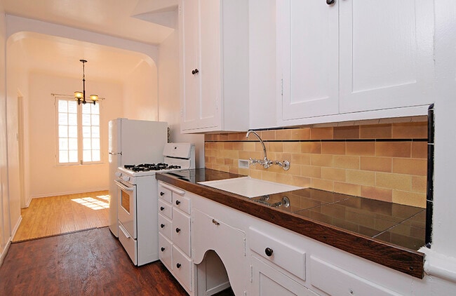 Building Photo - 140 S Roxbury Dr