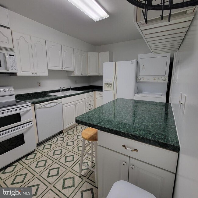 Building Photo - 5901 Mt Eagle Dr